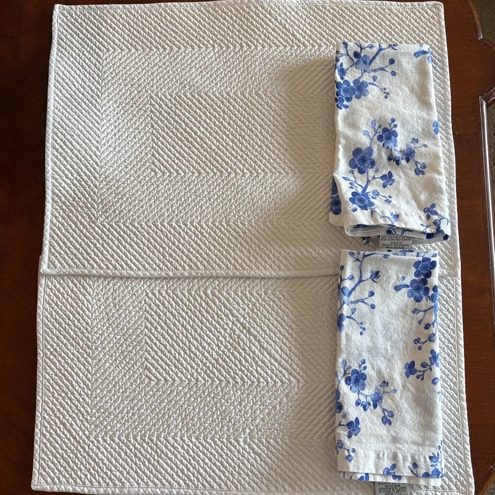 Williams Sonoma Placemats 2 white quilted and 2 cotton‎ napkins floral